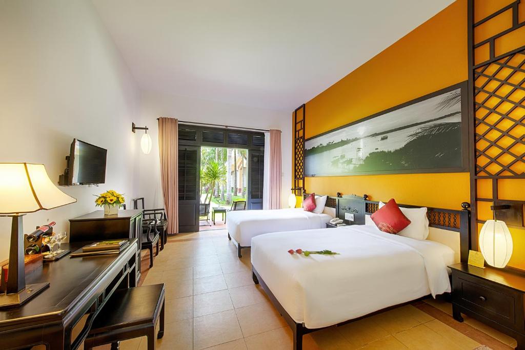 Двухместный (Улучшенный двухместный номер с 1 кроватью или 2 отдельными кроватями –Пакет спа-услуг включен) курортного отеля Hoi An Beach Resort, Хойан