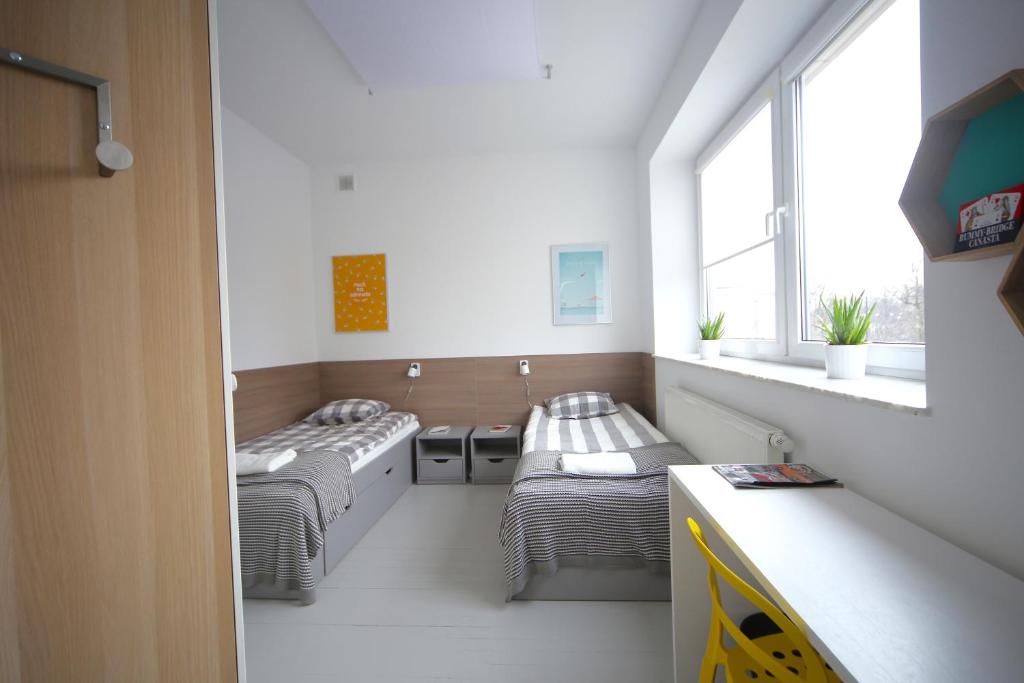 Двухместный (Просторный двухместный номер с 2 отдельными кроватями) хостела Sport Hostel, Варшава