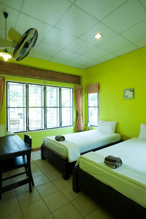 Двухместный (Стандартный двухместный номер с 1 кроватью или 2 отдельными кроватями, вентилятором и общей ванной комнатой) отеля Sunshine Inn Resort, Кхаулак