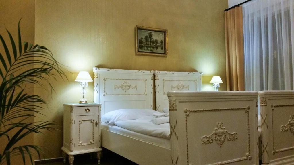 Двухместный (Улучшенный двухместный номер с 1 кроватью или 2 отдельными кроватями и собственной ванной комнатой) хостела Old Prague House, Прага