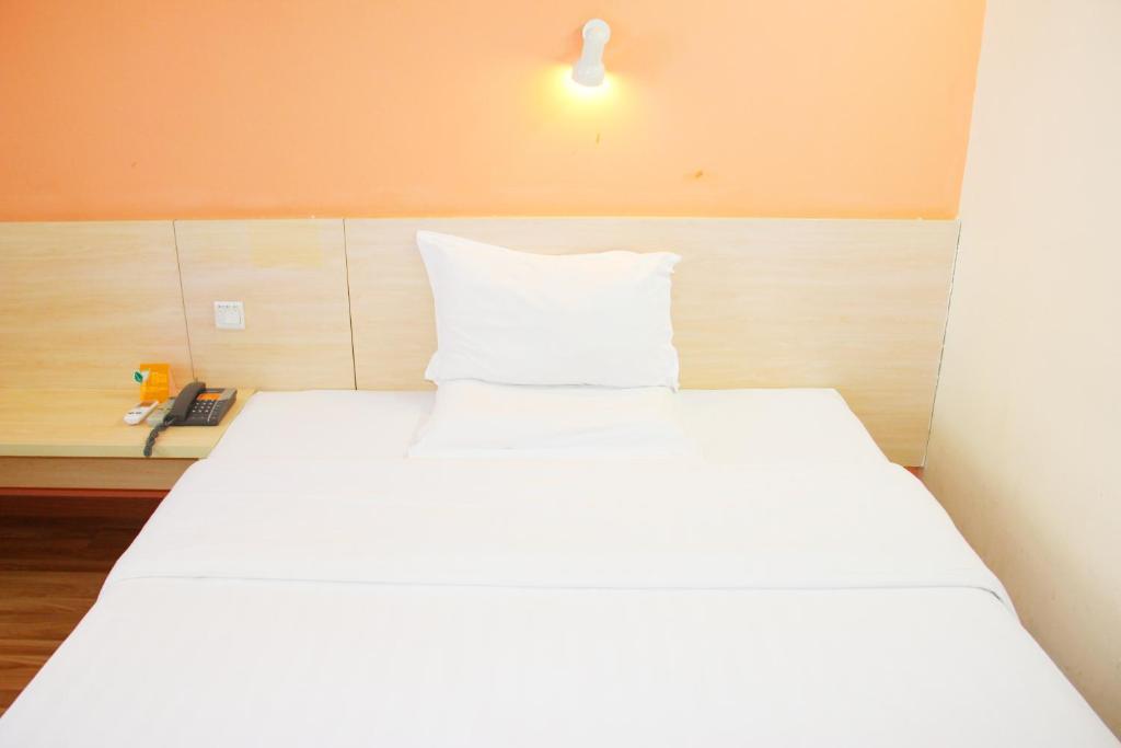 Двухместный (Специальное предложение для граждан материкового Китая - Двухместный номер с 1 кроватью) отеля 7Days Inn Chengdu Wuda Garden, Чэнду