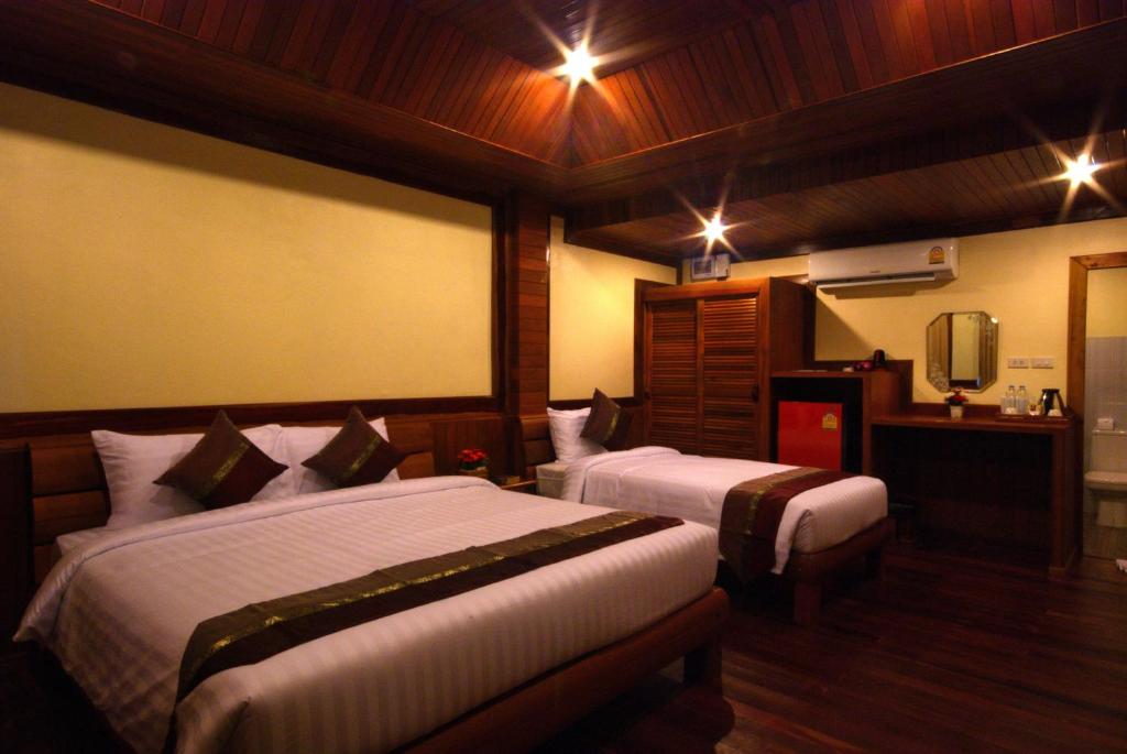 Двухместный (Двухместный номер «Гранд» Делюкс с 1 кроватью) курортного отеля Sangsawan Palace Khaolak Resort, Кхаулак