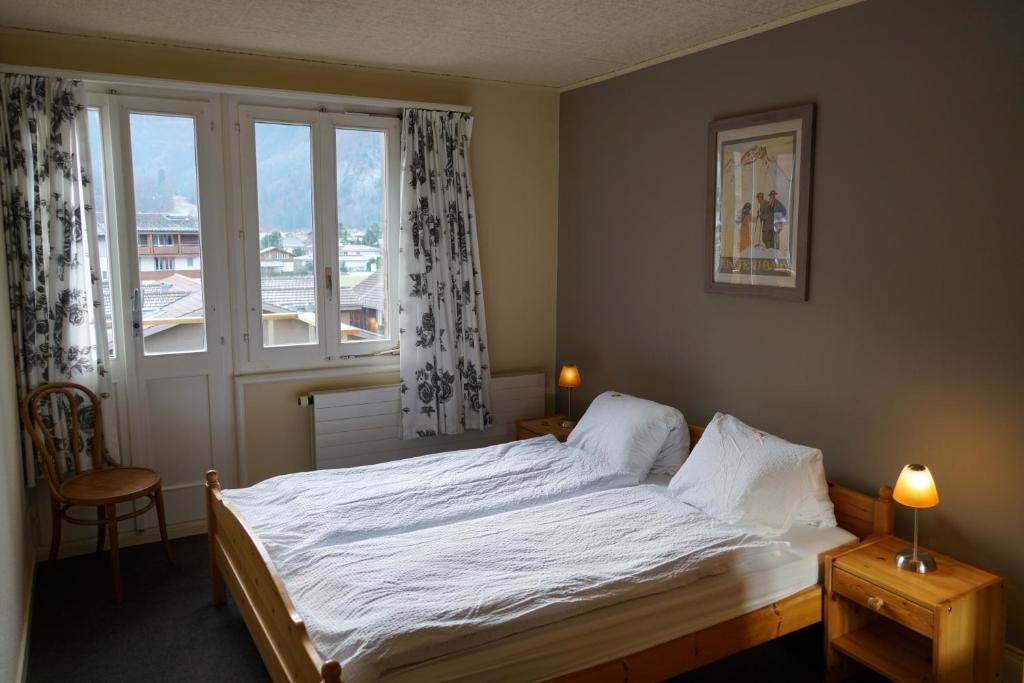 Двухместный (Классический двухместный номер с 1 кроватью и балконом) отеля Alpenrose Hotel and Gardens, Интерлакен