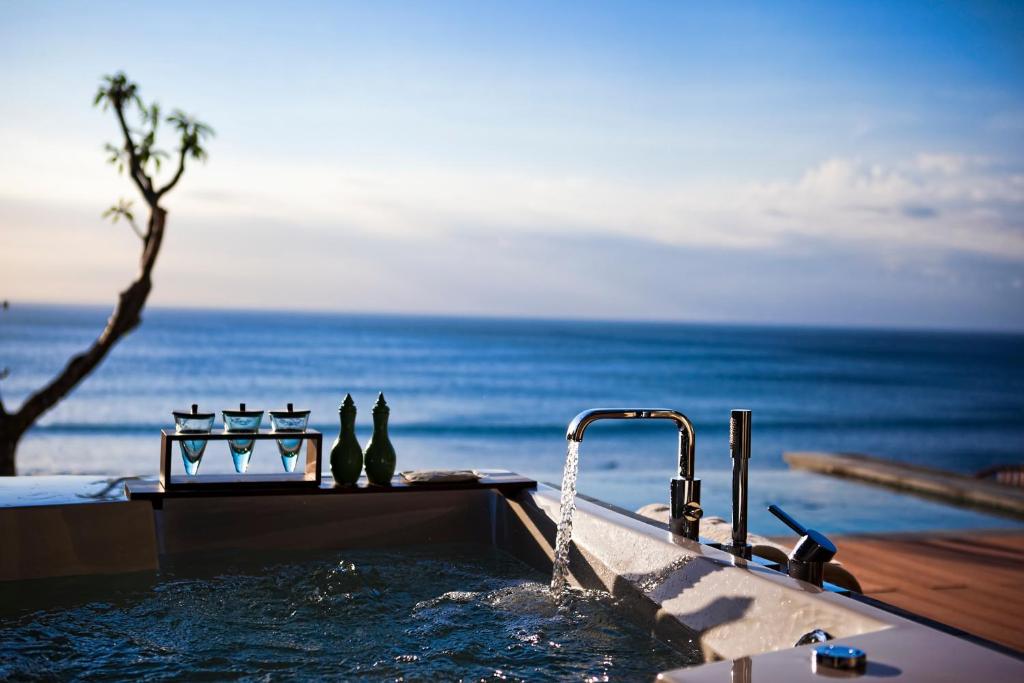 Двухместный (Indonesia Residents - Ocean Front Pool Suite), Anantara Uluwatu Bali Resort