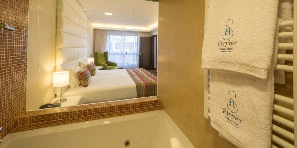Сьюит (Улучшенный люкс с романтическим пакетом услуг) отеля Steyler Fatima Hotel Congress & Spa, Фатима