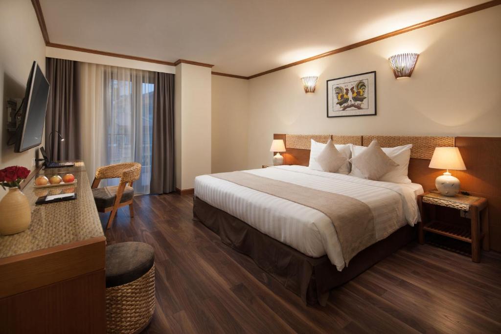 Двухместный (Роскошный двухместный номер с 1 кроватью или с 2 отдельными кроватями и балконом) отеля MK Premier Boutique Hotel, Ханой