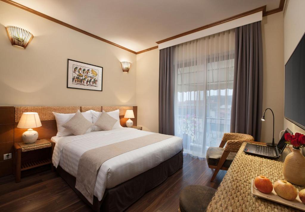 Двухместный (Двухместный номер Делюкс с 1 кроватью или 2 отдельными кроватями и балконом) отеля MK Premier Boutique Hotel, Ханой