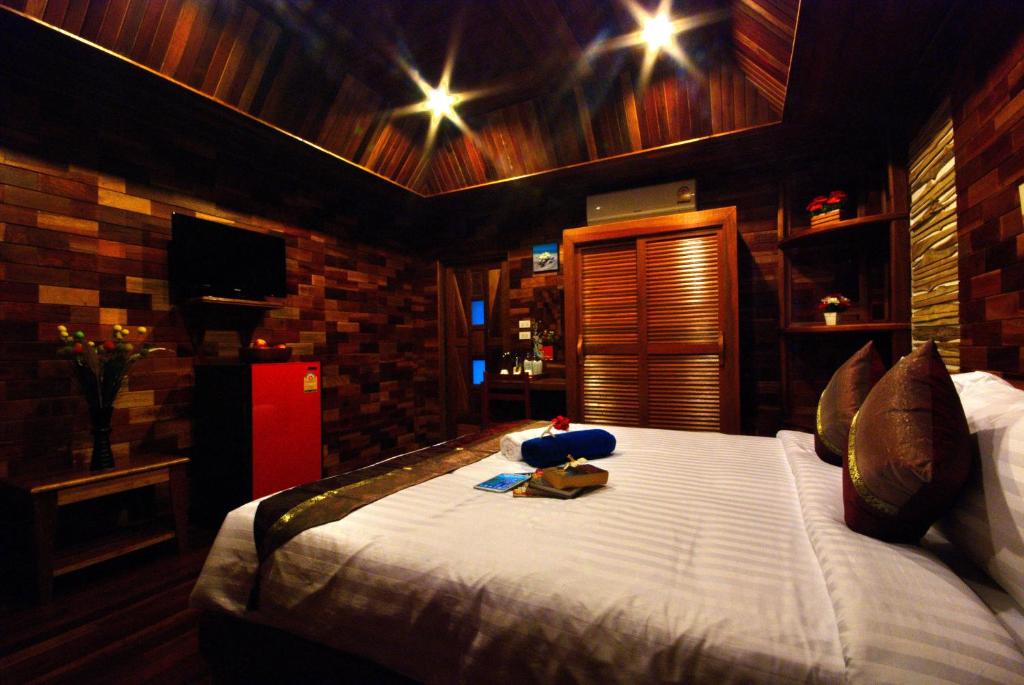 Двухместный (Улучшенный двухместный номер с 1 кроватью) курортного отеля Sangsawan Palace Khaolak Resort, Кхаулак