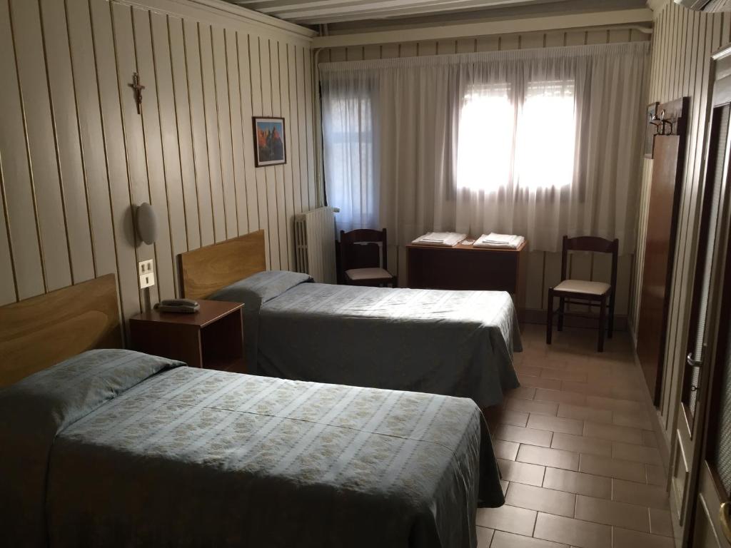 Двухместный (Двухместный номер с 2 отдельными кроватями и собственной ванной комнатой за пределами номера) отеля Casa Caburlotto, Венеция