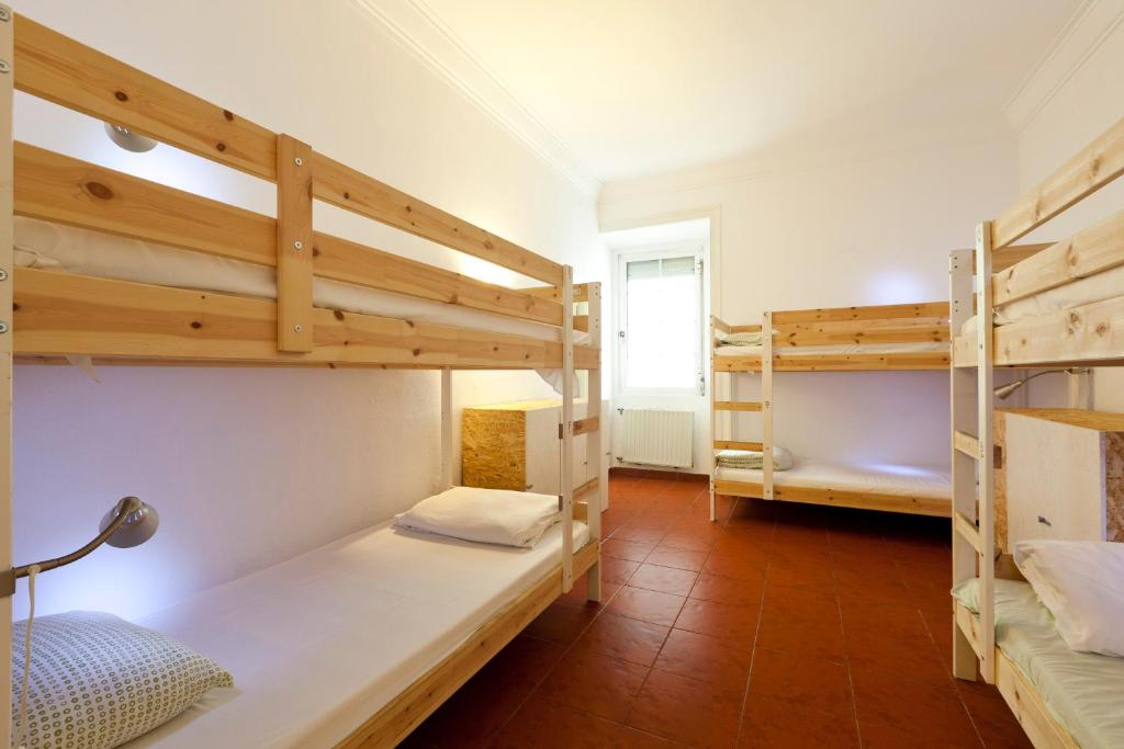 Номер (Кровать в общем 6-местном номере для мужчин и женщин) гостевого дома Amar Hostel & Suites, Эрисейра
