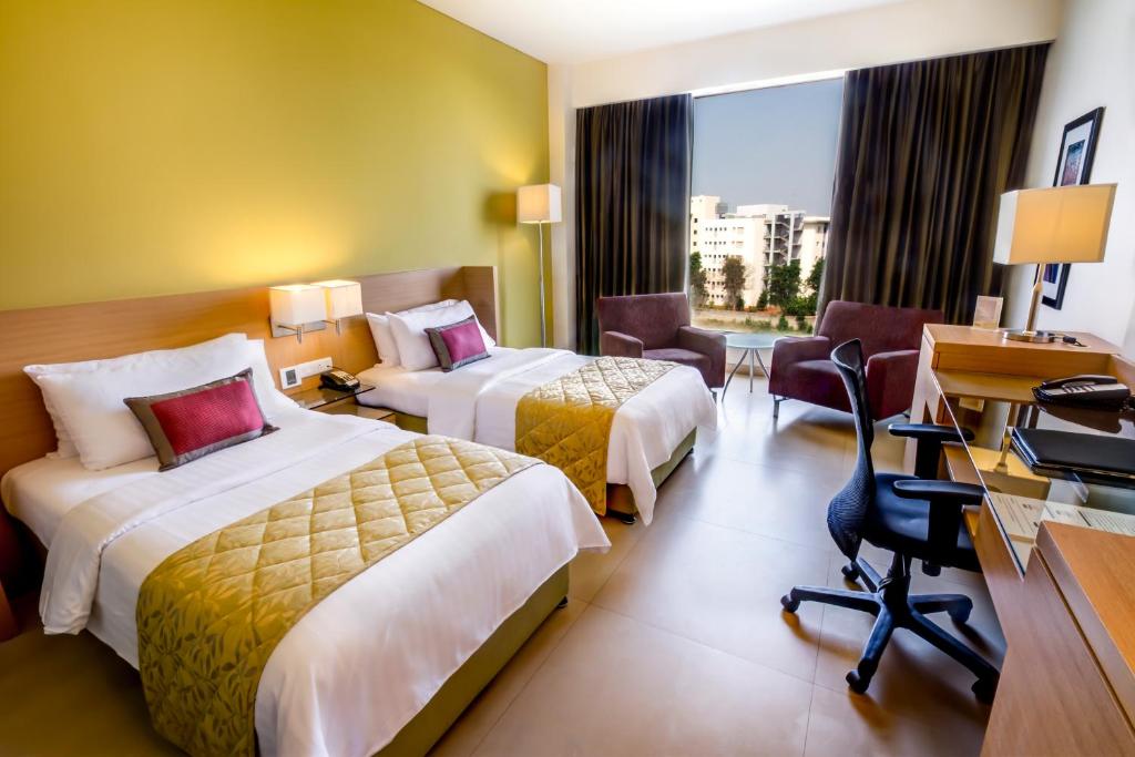 Двухместный (Улучшенный двухместный номер с 2 отдельными кроватями) отеля Radha Regent Electronic City, Бангалор