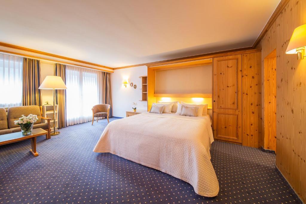 Двухместный (Двухместный люкс «Панорама» с 1 кроватью и балконом) отеля Hotel Europa St. Moritz, Санкт-Мориц