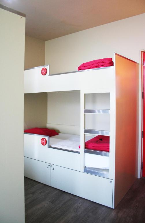 Номер (Кровать в общем номере с 4 кроватями) хостела PILOT Design Hostel & Bar, Порту