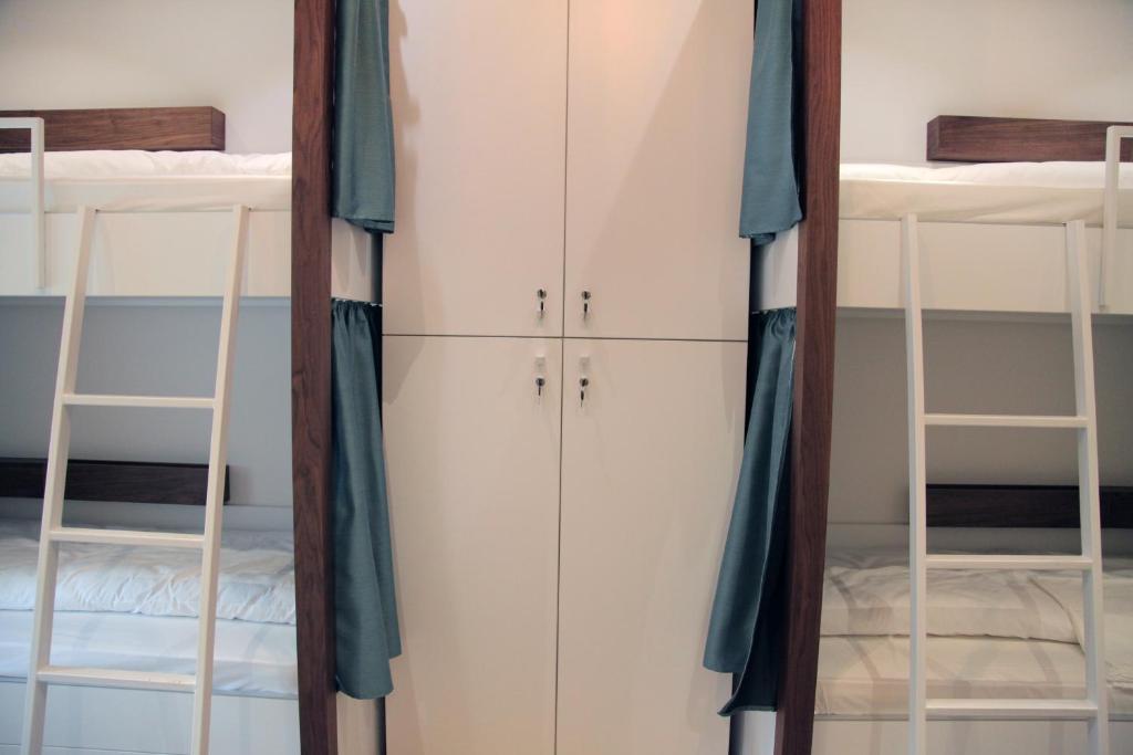 Номер (Односпальная кровать в общем номере для мужчин и женщин с 6 кроватями и собственной ванной комнатой) хостела Hostel Karavan Inn, Белград