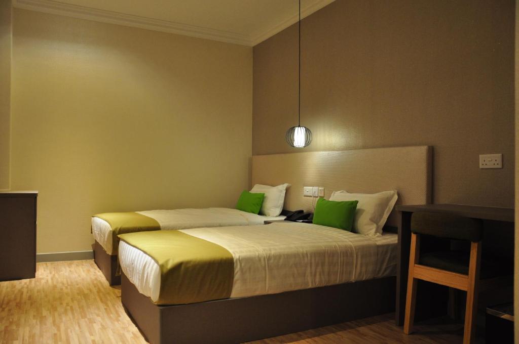 Двухместный (Улучшенный двухместный номер с 2 отдельными кроватями, без окна) отеля Champion Hotel, Сингапур (город)