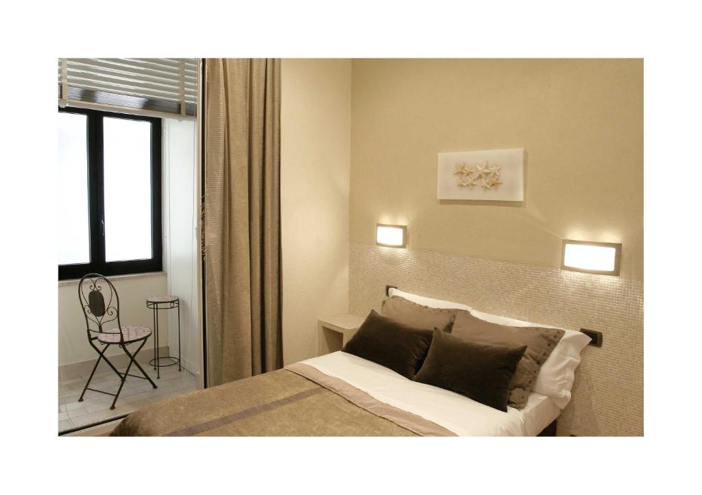 Двухместный (Небольшой двухместный номер с 1 кроватью) отеля Basilio 55 Rome, Рим