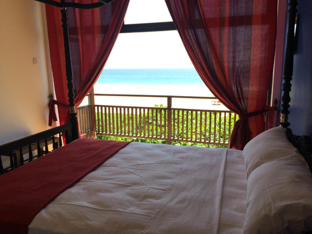 Двухместный (Двухместный номер Делюкс с 1 кроватью и балконом, вид на море) отеля Talalla Bay Beach, Талалла
