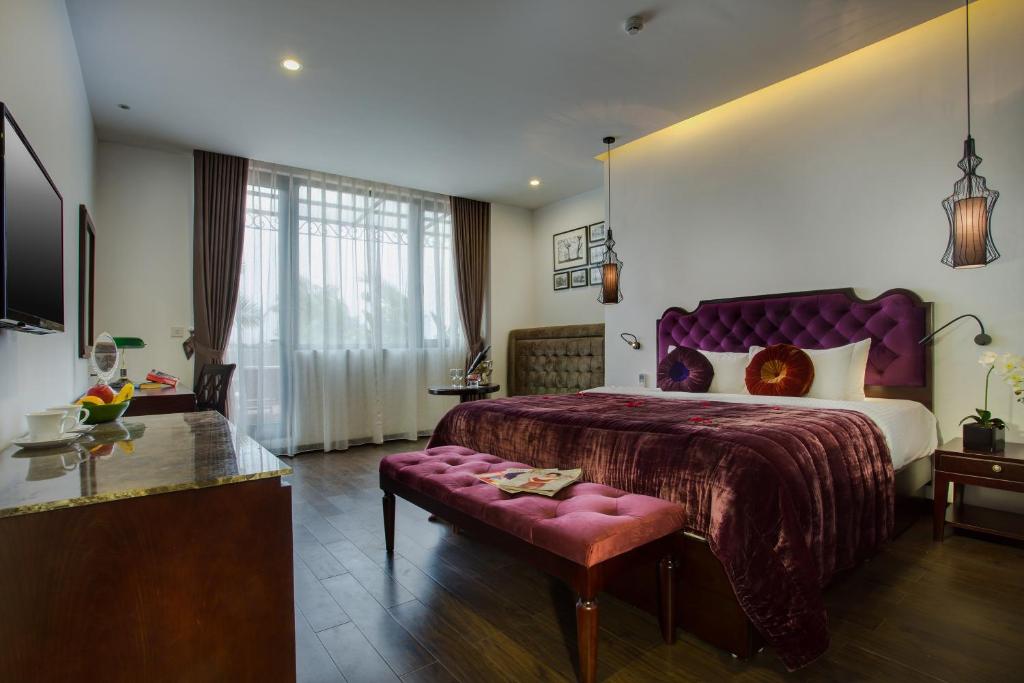 Сьюит (Marvellous Suite with Balcony) отеля Hanoi Marvellous Hotel & Spa, Ханой