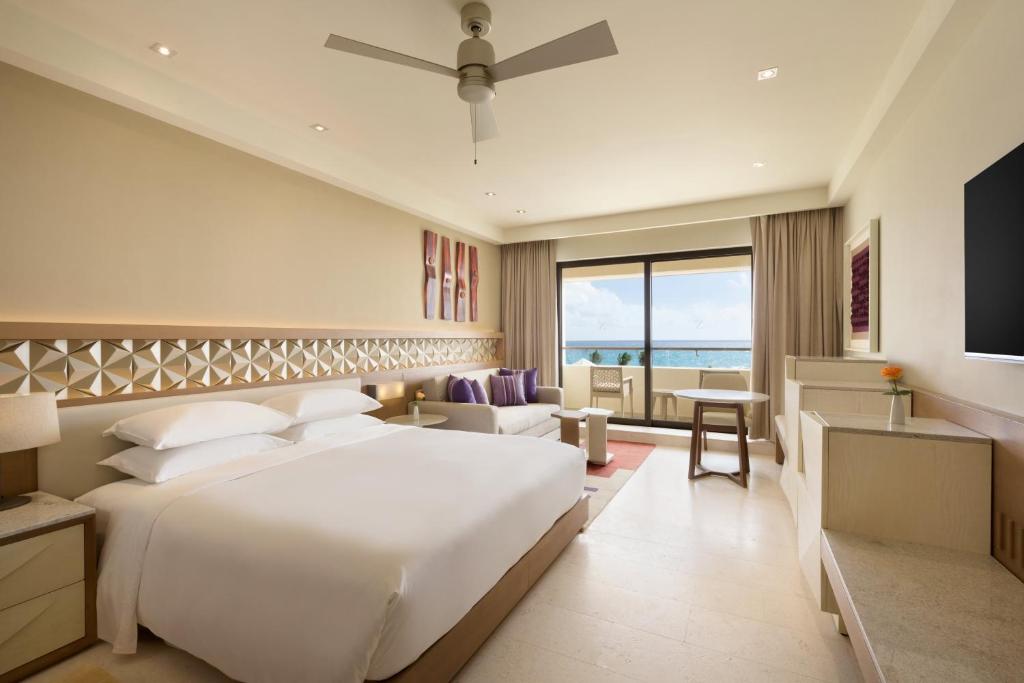 Трехместный (Клубный номер с кроватью размера «king-size» и видом на океан) курортного отеля Hyatt Ziva Cancun, Канкун