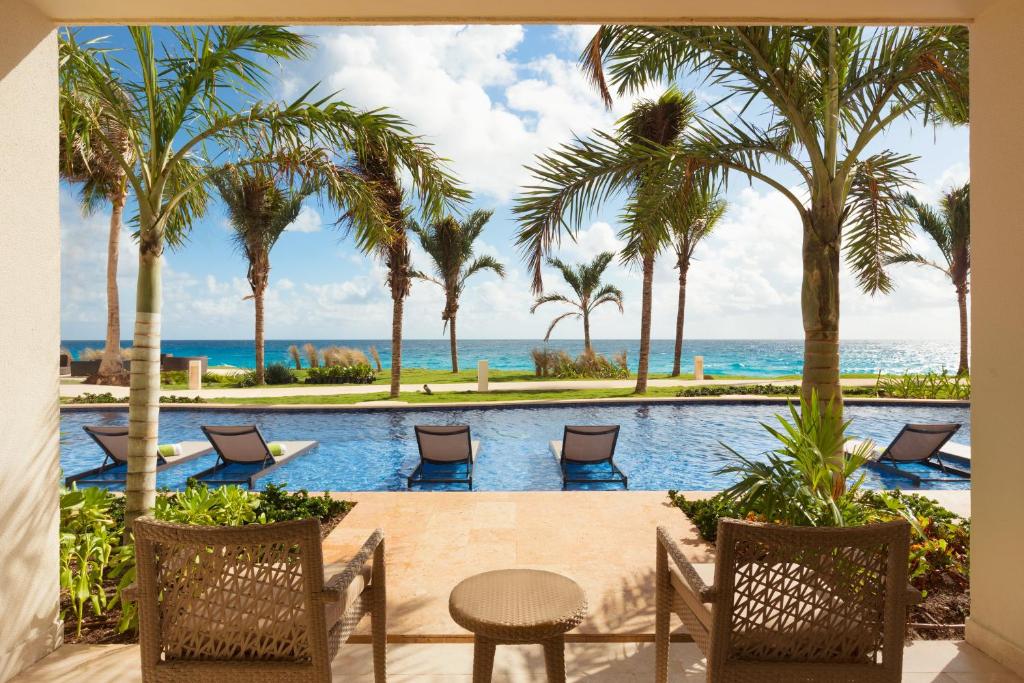 Четырехместный (Двухместный номер у кромки бассейна с 1 кроватью) курортного отеля Hyatt Ziva Cancun, Канкун