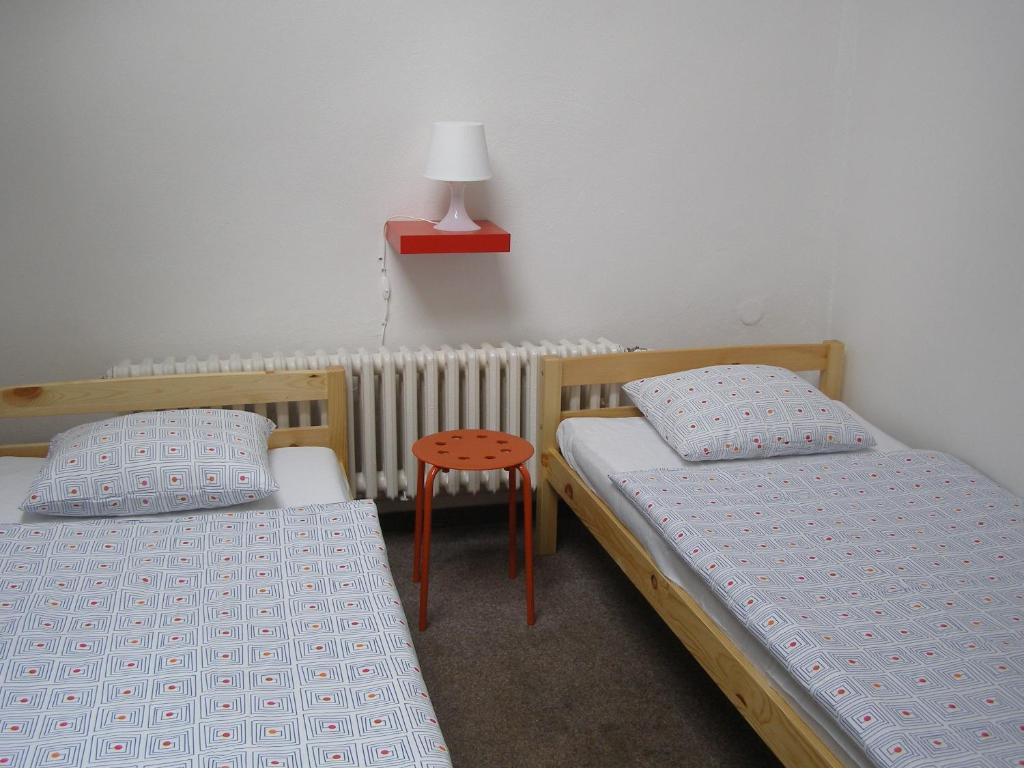 Двухместный (Двухместный номер с 1 кроватью или 2 отдельными кроватями, общая ванная комната) хостела Praha Ládví, Прага
