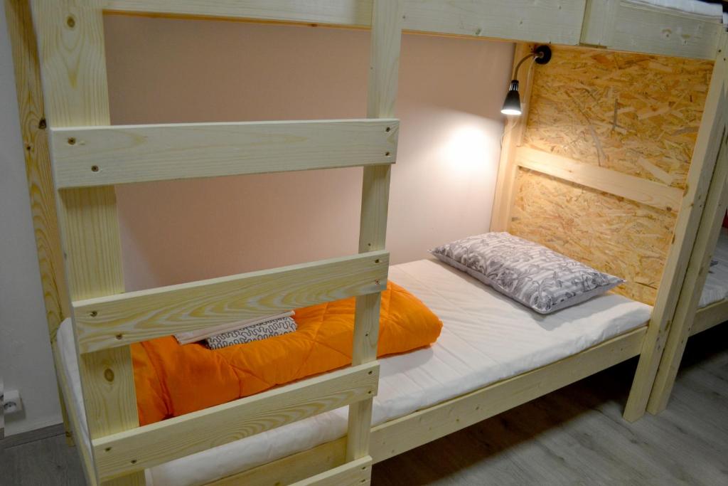 Номер (Кровать в общем 4-местном номере для мужчин и женщин) хостела Hostel Oras, Вильнюс