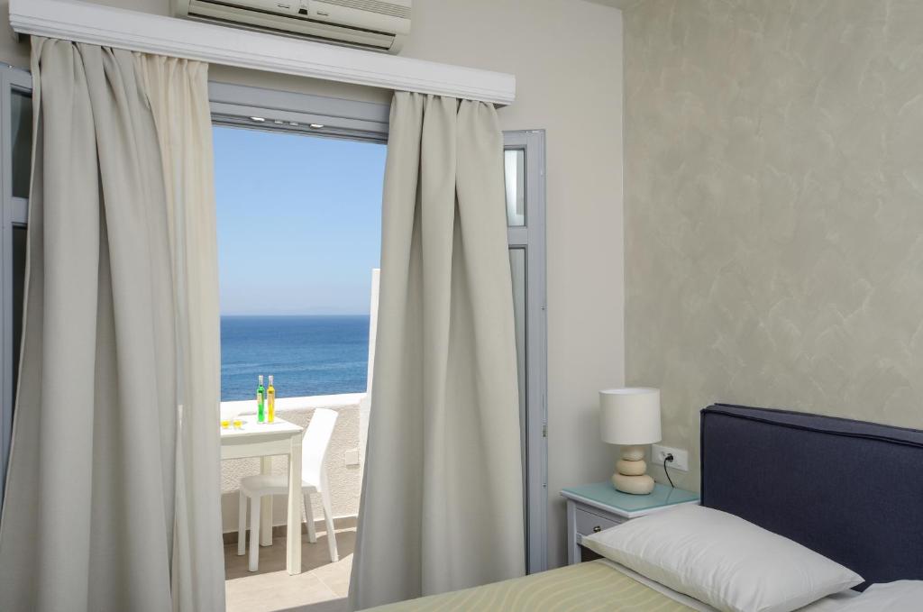 Двухместный (Двухместный номер с 1 кроватью или 2 отдельными кроватями и видом на море) отеля Hotel Grotta, Наксос