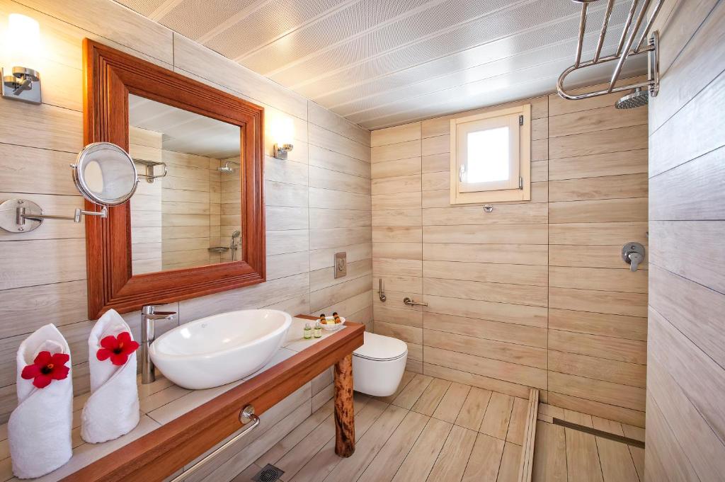 Сьюит (Двухуровневый люкс с гидромассажной ванной) отеля Meltemi Village Hotel, Перисса