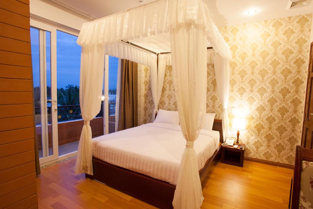 Двухместный (Улучшенный двухместный номер с 1 кроватью и балконом) отеля Anh Dao Mekong 2 Hotel, Кантхо