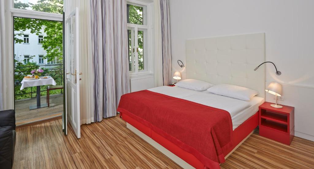 Двухместный (Улучшенный двухместный номер с 1 кроватью и балконом) отеля Hotel Zipser, Вена
