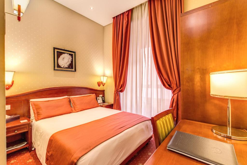 Двухместный (Двухместный номер с 1 кроватью или 2 отдельными кроватями и балконом) отеля Augusta Lucilla Palace, Рим