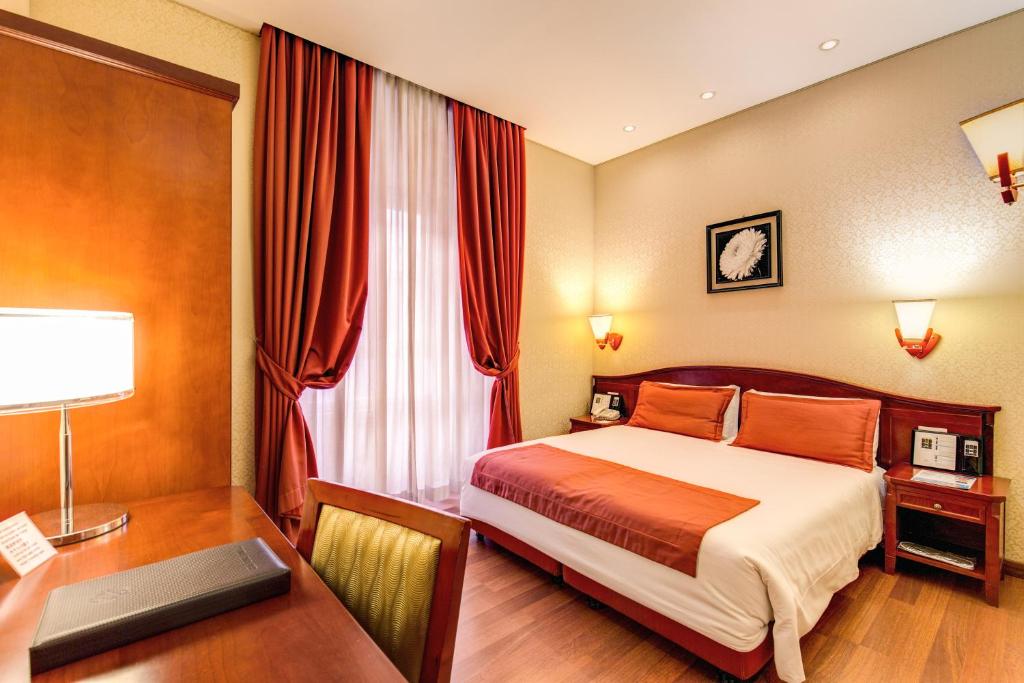 Двухместный (Улучшенный двухместный номер с 1 кроватью или 2 отдельными кроватями) отеля Augusta Lucilla Palace, Рим