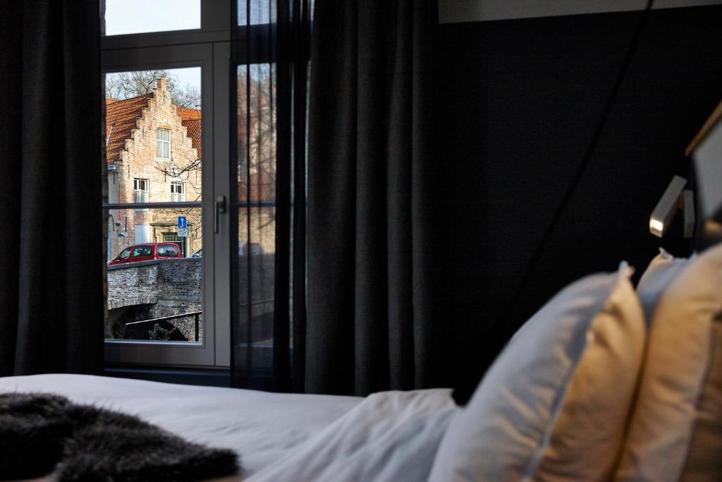Двухместный (Улучшенный двухместный номер с 1 кроватью и видом на канал) отеля Hotel Monsieur Ernest, Брюгге
