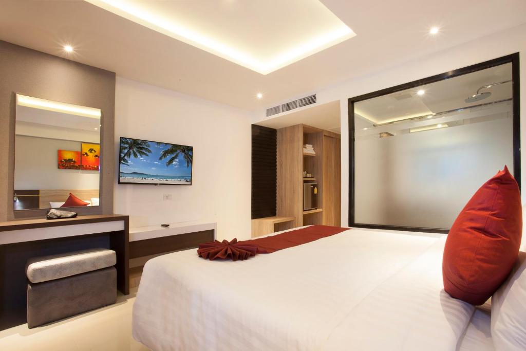 Двухместный (Двухместный номер Делюкс с 1 кроватью) курортного отеля Paripas Patong Resort, Пхукет