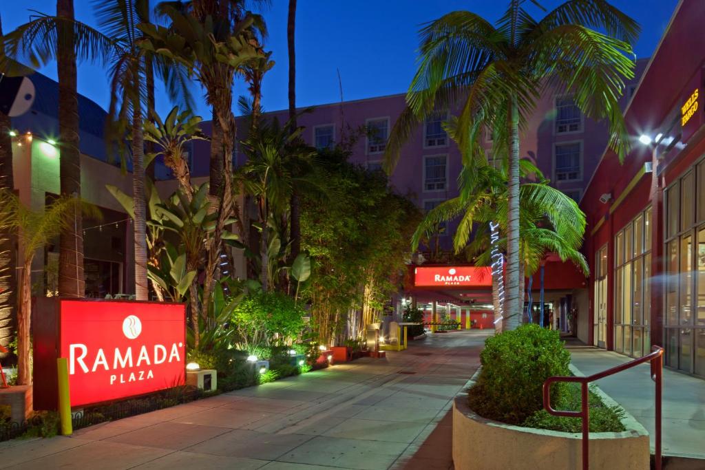 Сьюит (Spiral Loft King Suite - Non-Smoking), Ramada Plaza by Wyndham West Hollywood Hotel & Suites