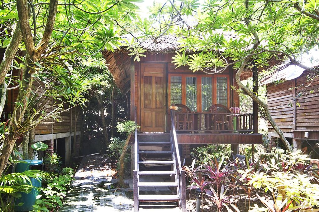 Номер (Улучшенное 2-местное бунгало с 1 кроватью и видом на сад) курортного отеля Monkey Island Resort, Катба