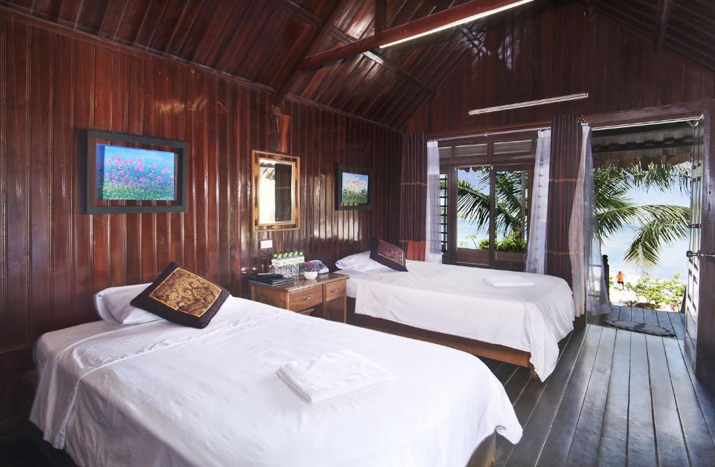 Номер (Улучшенное двухместное бунгало с видом на море) курортного отеля Monkey Island Resort, Катба