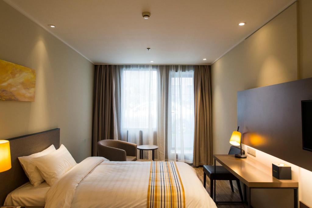 Двухместный (Двухместный номер бизнес-класса с 1 кроватью) отеля Home Inn Plus Shanghai Xujiahui, Шанхай