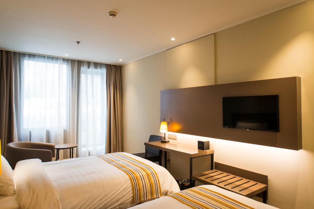 Двухместный (Улучшенный двухместный номер с 2 отдельными кроватями) отеля Home Inn Plus Shanghai Xujiahui, Шанхай