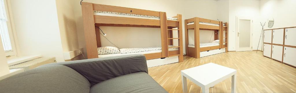 Номер (Кровать в общем 6-местном номере для женщин) хостела Hostel Folks, Братислава