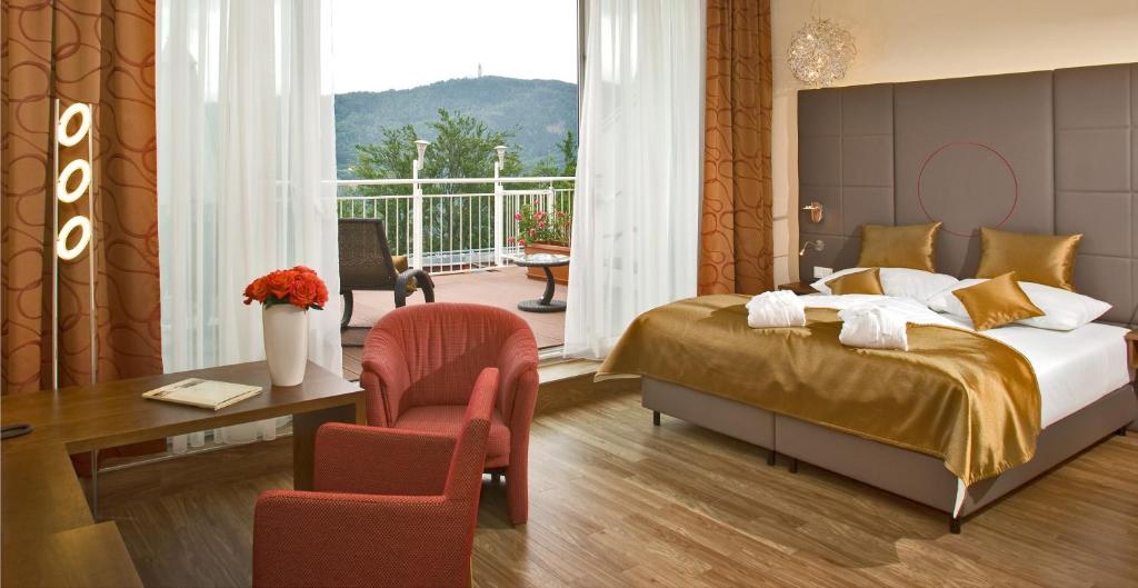 Двухместный (Улучшенный двухместный номер с 1 кроватью и видом на озеро) отеля Balance - Das 4 Elemente Spa & Golf Hotel, Фельден-ам-Вёртерзе