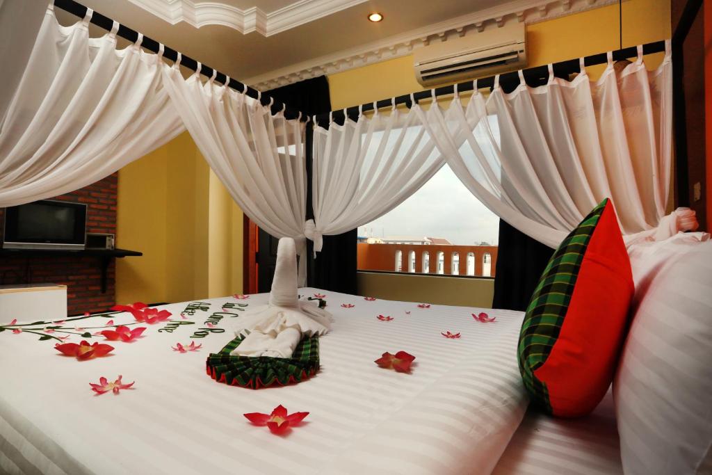 Двухместный (Deluxe Double Room with Balcony and Pool @ Free Pickup), Central Indochine D'angkor Hotel