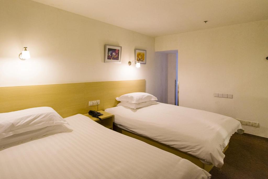 Двухместный (Стандартный двухместный номер с 2 отдельными кроватями) отеля Motel Shanghai Xujiahui Shanghai Stadium Tianyaoqiao Road, Шанхай