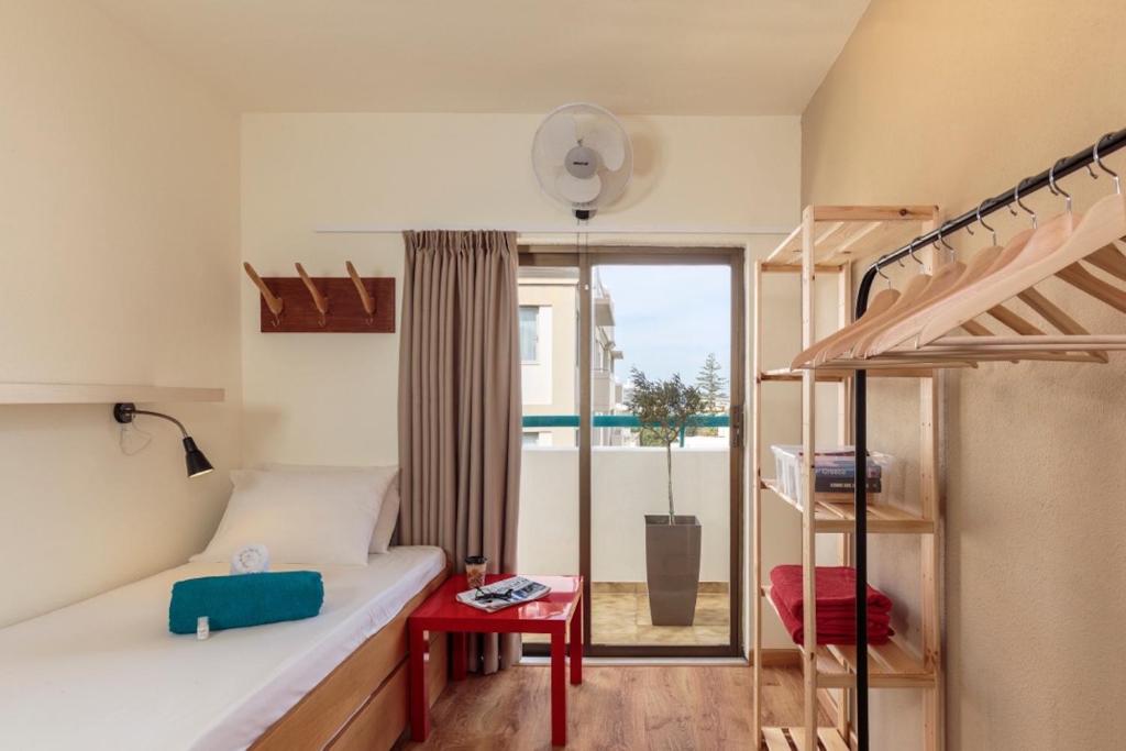 Одноместный (Одноместный номер с основными удобствами и общей ванной комнатой) хостела Stay Hostel Apartments, Родос