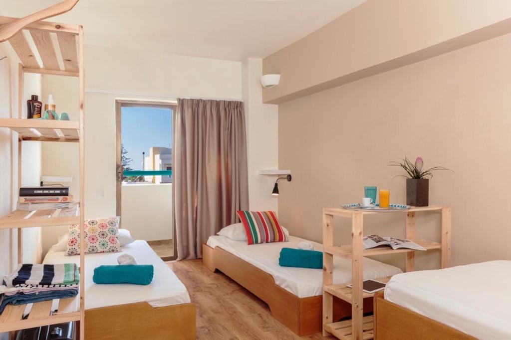 Трехместный (Трехместный номер с общей ванной комнатой) хостела Stay Hostel Apartments, Родос