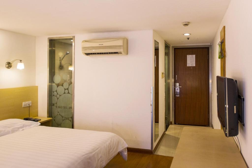 Двухместный (Специальное предложение для граждан материкового Китая - Двухместный номер с 1 кроватью) отеля Motel Shanghai Qibao Ancient Town Qixin Road, Шанхай