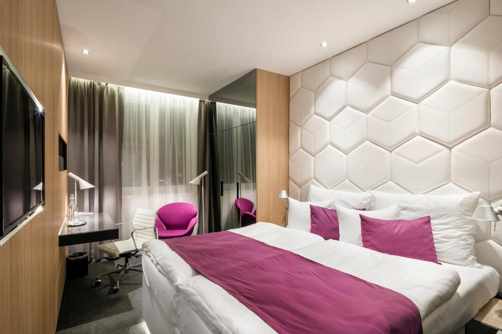 Двухместный (Улучшенный двухместный номер с 1 кроватью или 2 отдельными кроватями и гидромассажной ванной) отеля Pytloun Grand Hotel Imperial, Либерец