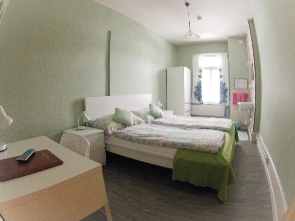 Двухместный (Двухместный номер с 2 отдельными кроватями и общей ванной комнатой) отеля BasicRooms Hotel, Интерлакен
