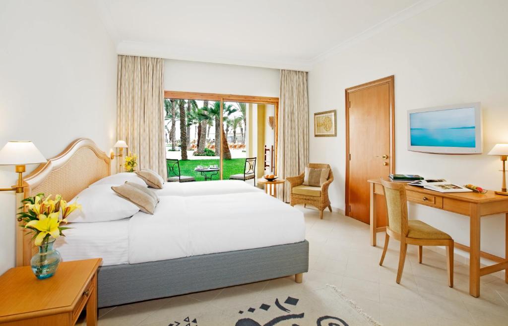 Двухместный (Классический номер с кроватью размера «king-size» и видом на бассейн) отеля Mövenpick Resort & Marine Spa Sousse, Сус