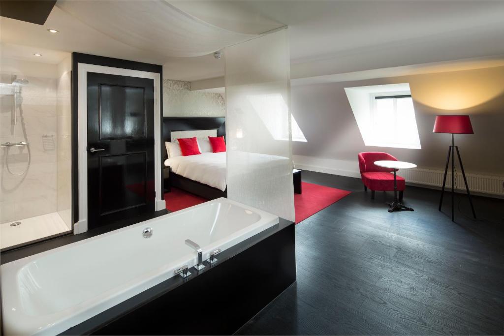 Двухместный (Улучшенный номер с кроватью размера «king-size») отеля Le Theatre Hotel, Маастрихт